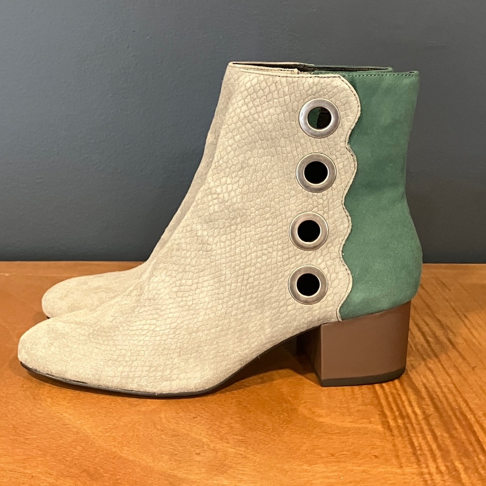 NEW LOGO by Lori Goldstein Polly Ankle Boots. sz 9 2" block heel, grommet detail